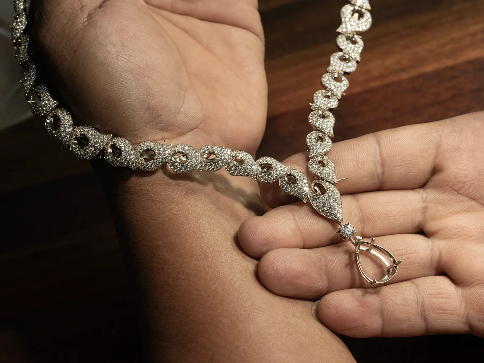 Mouawad Ivy Tanzanite High Jewelry Set in white gold with tanzanites and diamonds