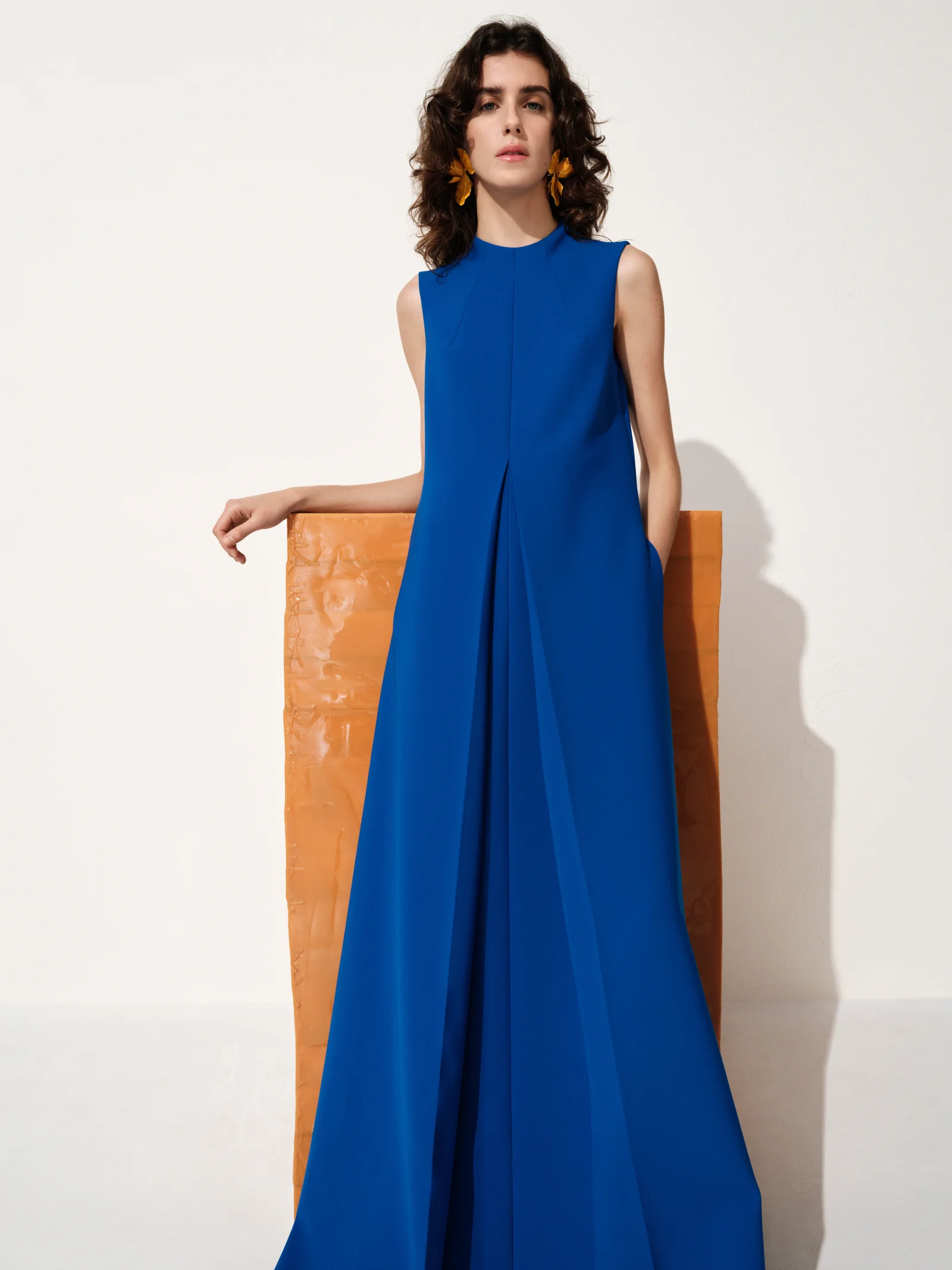 Ultramarine column look from Carolina Herrera Resort 2027