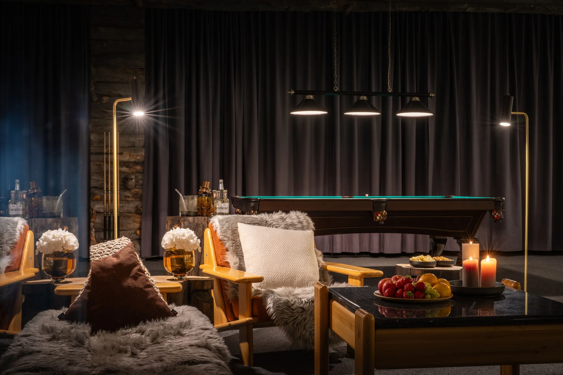 A leisure lounge with billiards at Octola III in Finnish Lapland
