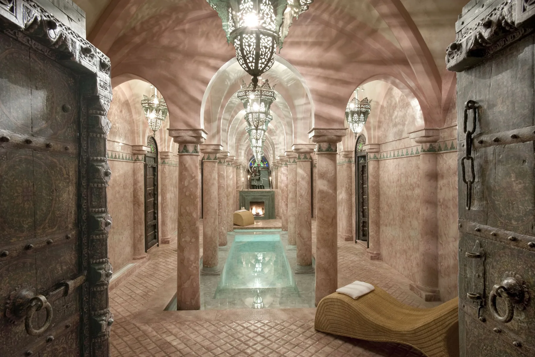 The columned spa pool at La Sultana Marrakech