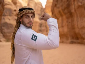 Man wearing the GymNation Muscle Thobe with the GymNation logo on the sleeve