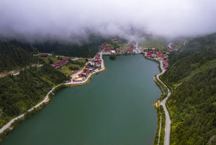 Aerial view of Uzungöl lake and village among the green mountains of Trabzon, Türkiye